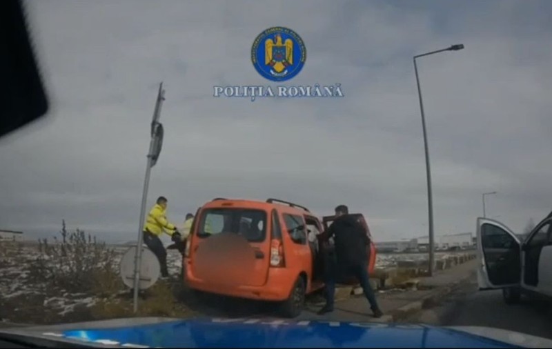 Tânăr fără permis din Sibiu, reținut după o urmărire în trafic din mașina pe care o furase anul trecut. Ce le-a atras atenția polițiștilor