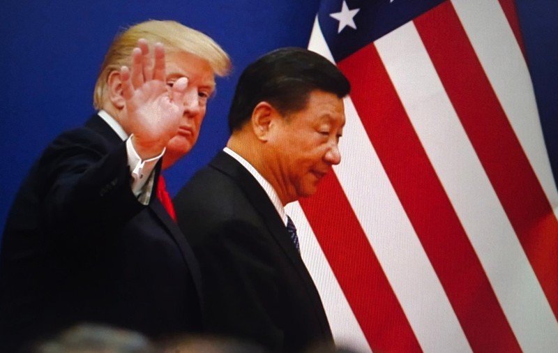 Donald Trump și Xi Jinping stau împreună în fața steagurilor american și chinez, simbolizând relațiile internaționale și diplomația, New York City, 7 octombrie 2025