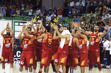 epa04385055 Spanish players applaud supporters after defeating Serbia at the end of their FIBA Basketball World Cup match played at Sports Palace in Granada, Spain, 04 September 2014. EPA/MIGEL ANGEL MOLINA