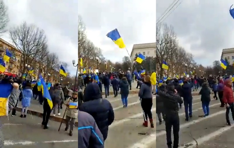 Protest în Hersonul ocupat. Sute de ucraineni au ieșit pe străzi să-i confrunte pe militarii ruși înarmați