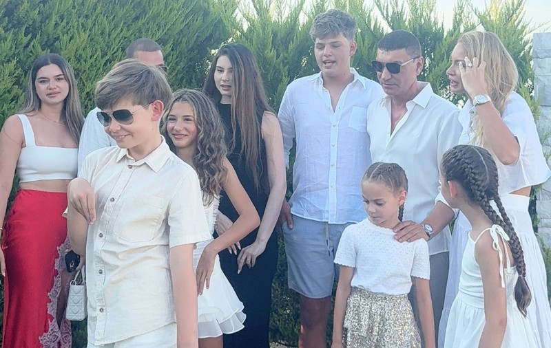 Imagini rare cu cei nouă copii ai lui Cristi Borcea. Valentina Pelinel, mesaj emoționant despre familia numeroasă