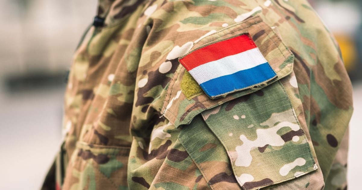 Steagul Olandei pe uniforma unui soldat din Armata Regală Olandeză, unitate de integrare a forțelor NATO, prim-plan