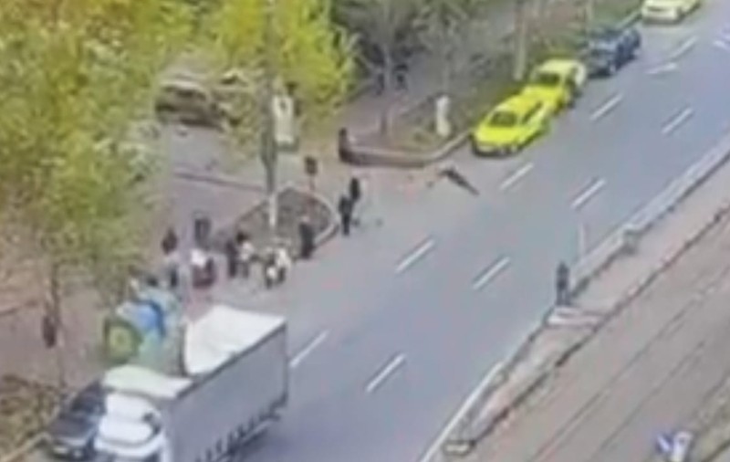 Momentul în care o femeie a fost lovită în intersecția Dristor din București de un cablu de tensiune STB smuls de un camion condus de un șofer de 19 ani