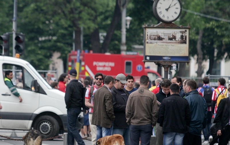 Ce au făcut suporterii Atletico Madrid înaintea partidei? Au mâncat mici şi le-au dat covrigi... maidanezilor