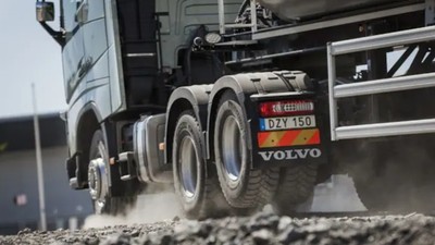 Unele camioane au roți care nu ating carosabilul și nu se învârt. Foto Chip.de