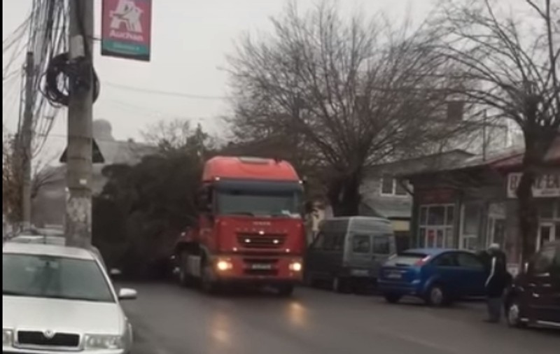 VIDEO | Bradul de Crăciun de la Ploiești a fost folosit mai întâi ca "mătură". Au luat modelul de la Lugoj!