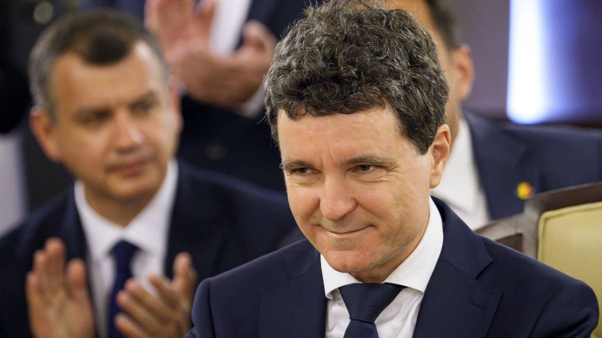 Nicușor Dan la Curtea Constituțională, zâmbind, în ziua în care i-a fost validată candidatura.