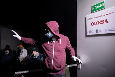 Marian Ursan, director executiv Carusel, a fost de serviciu în noaptea de Revelion. A avut grijă de desfășurarea activității din adăpost, dar și de oamenii care așteptau afară.