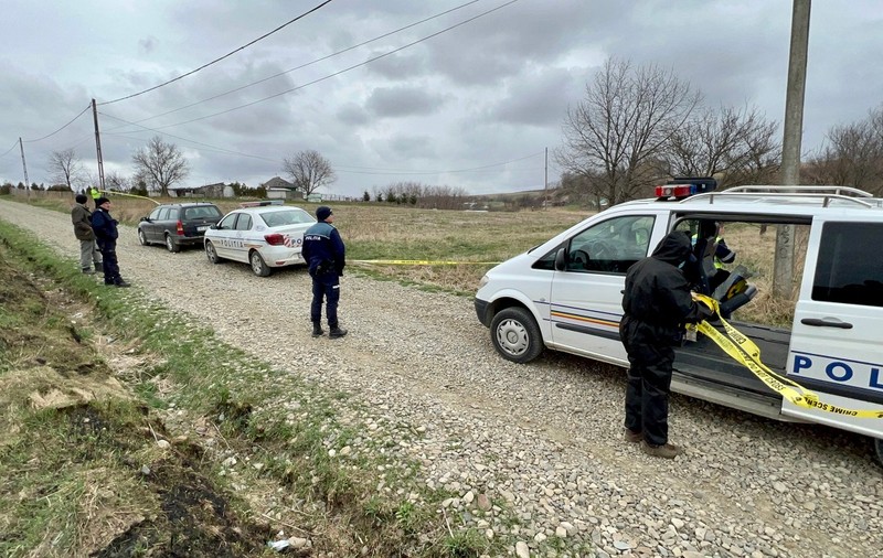 O fată de 13 ani, principalul suspect al unei duble crime, în Botoșani. Două femei, mama și fiică, ucise cu lovituri de cuțit în gât