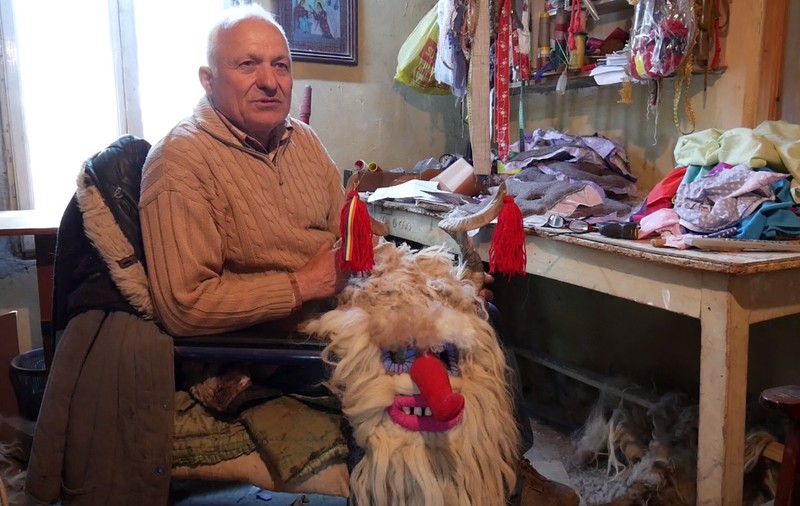 VIDEO/ Ion Albu, meșterul popular care face cele mai fioroase măști. Le-a dus în toată lumea, din Polonia, până în fața Casei Albe
