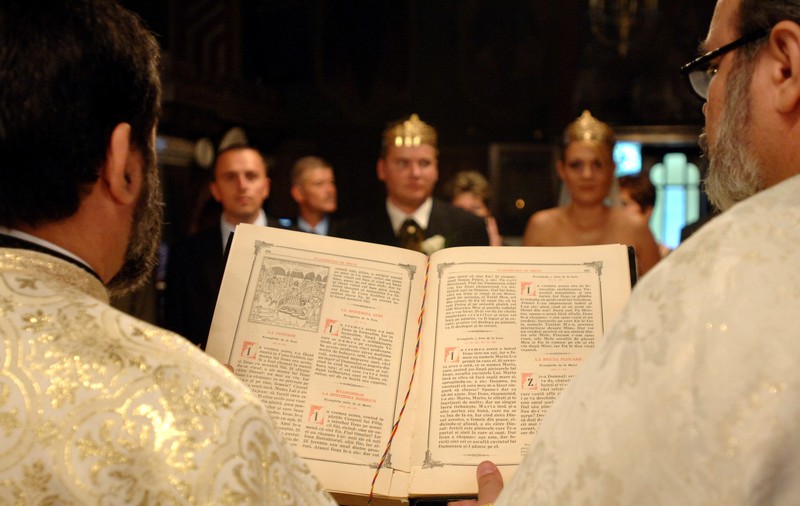 ANALIZĂ | ANAF le trimite scrisori tinerilor însurăței. Fiscul vrea să „torni” muzicienii de la nuntă, nu și preoții