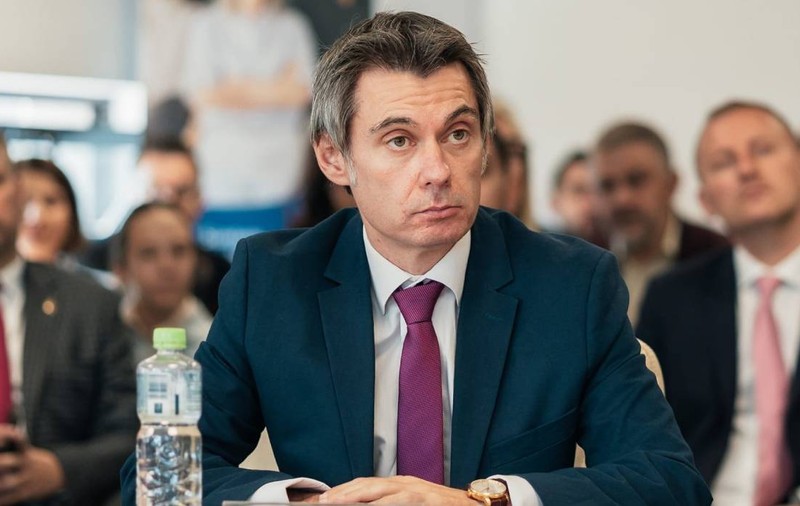 Un consilier ales pe listele USR din Deva, acuzat că a bătut 4 copii într-o excursie: „Pe un băiat l-a strâns de gât”