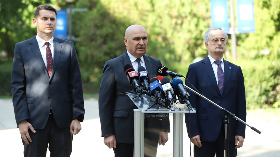 Ilie Bolojan în timpul declarației de la sediul PNL, alături de Mircea Abrudean (primul din stânga) și Gabriel Andronache. Foto: Dumitru Angelescu / Libertatea