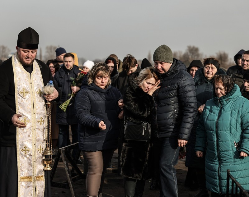 „Ne-a rămas de la el doar un șorț”. Destinul tragic al lui Maksym, adolescentul ucis de ruși în blocul morții din Dnipro. Părinții săi plecaseră de acasă