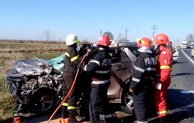 Un bărbat a murit pe loc, după ce mașina lui a fost făcută praf de un TIR, între Pecica şi Nădlac