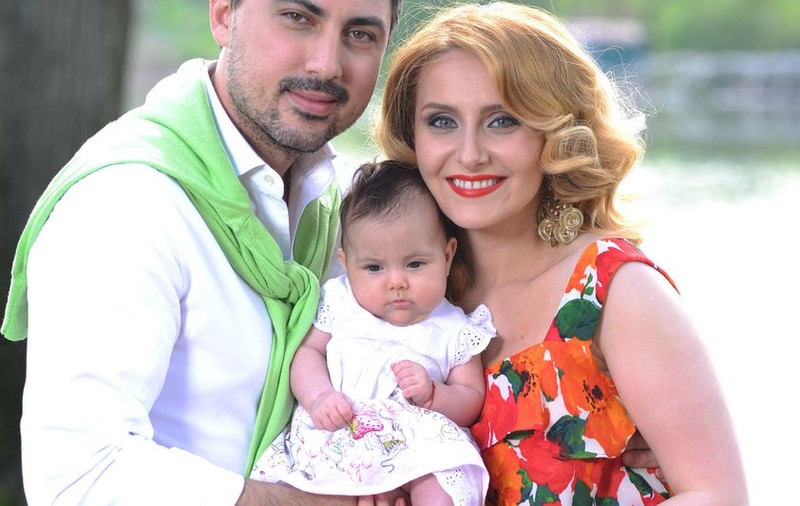 IMAGINEA UIMITOARE care le-a mers la SUFLET FANILOR! Uite ce FACE fetiţa Alinei Sorescu în timpul unei ŞEDINŢE FOTO! 
