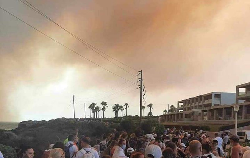 Peste 1.000 de turiști evacuați în Rhodos, după ce trei hoteluri au fost afectate de incendii. De 5 zile se luptă pompierii cu focul pe insula greacă