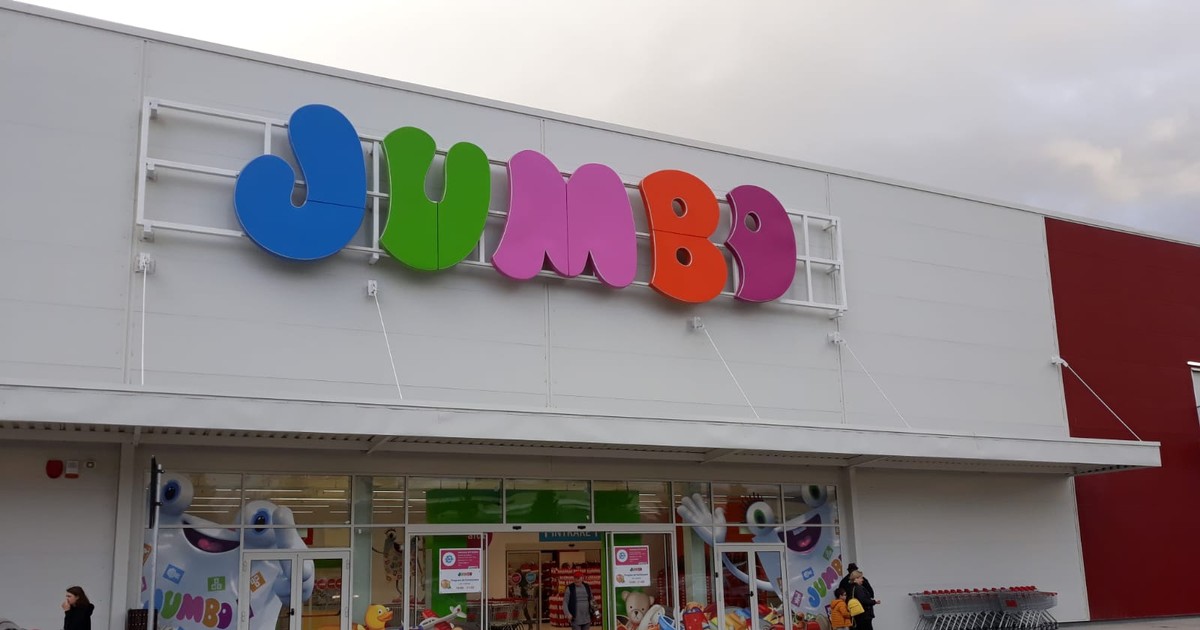 Intrarea la un magazin Jumbo