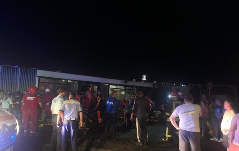 Accident între un autobuz și un camion în Arad. 11 persoane au fost rănite