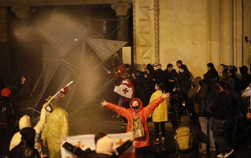 Deputat georgian, „lovit în timpul unei manifestații pro-UE”. Proteste violente la Tbilisi în urma unei legi „de influență rusească”