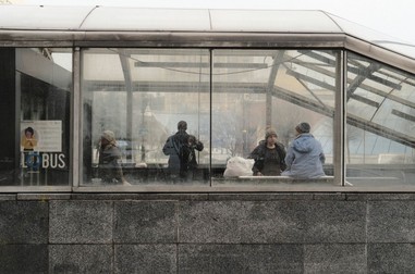 Oameni stau de vorbă la intrarea într-o gură de metrou din Kiev | Foto: Yevgenia Belorusets