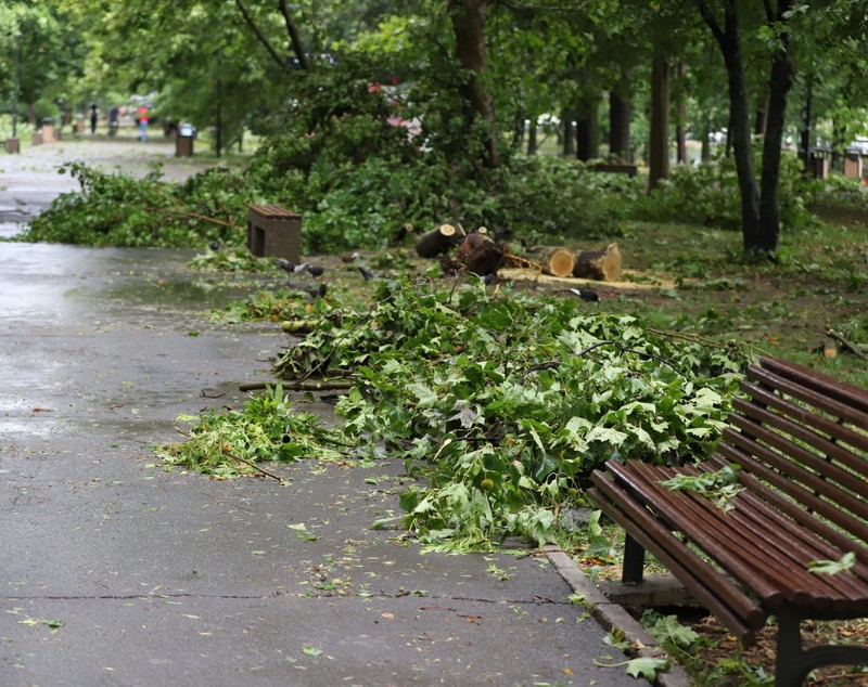 Dezastru după furtuni: București este sub ape iar aproape 30.000 de oameni din 65 de localități sunt fără curent. Pompieri din 9 județe vin în ajutor