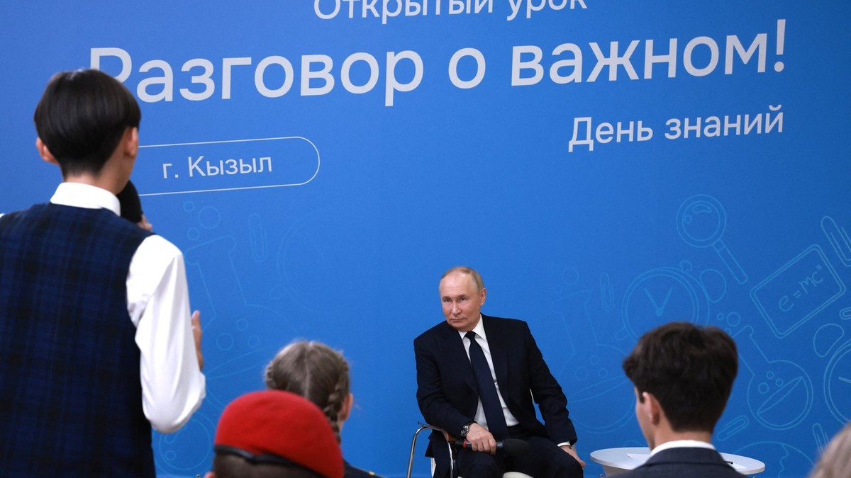 Vladimir Putin în rol de „profesor” Foto: Profimedia