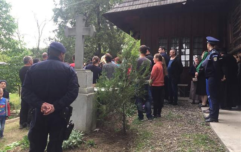 Slujbă cu poliția și jandarmeria la poartă. Revoltă pentru un preot concediat