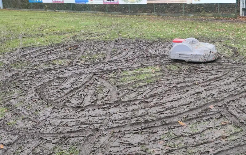 Un robot de tuns gazonul a distrus terenul unui club de fotbal din Germania provocând pagube majore