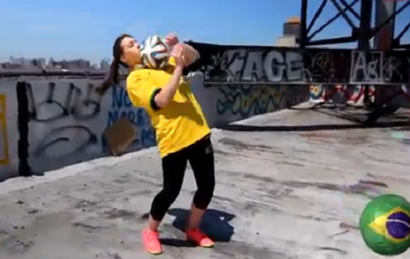 O frumoasă sportivă se dezbracă și te lasă ”mască”!