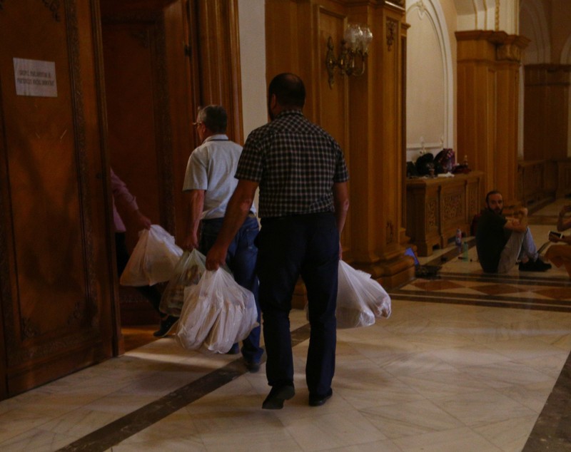 FOTO/ Liderii PSD au primit covrigi în ședința CExN și au voie să iasă la toaletă pe rând