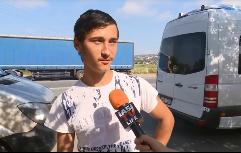 Un tânăr din Iași se recreează la mitingul PSD, după o săptămână de muncă. Speră și la un mic beneficiu ”200 di euro...”