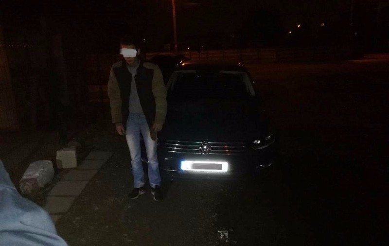Angajatul unui service din Timișoara a furat o mașină din unitate pentru o plimbare nocturnă cu prietenii. Tânărul nici nu avea permis