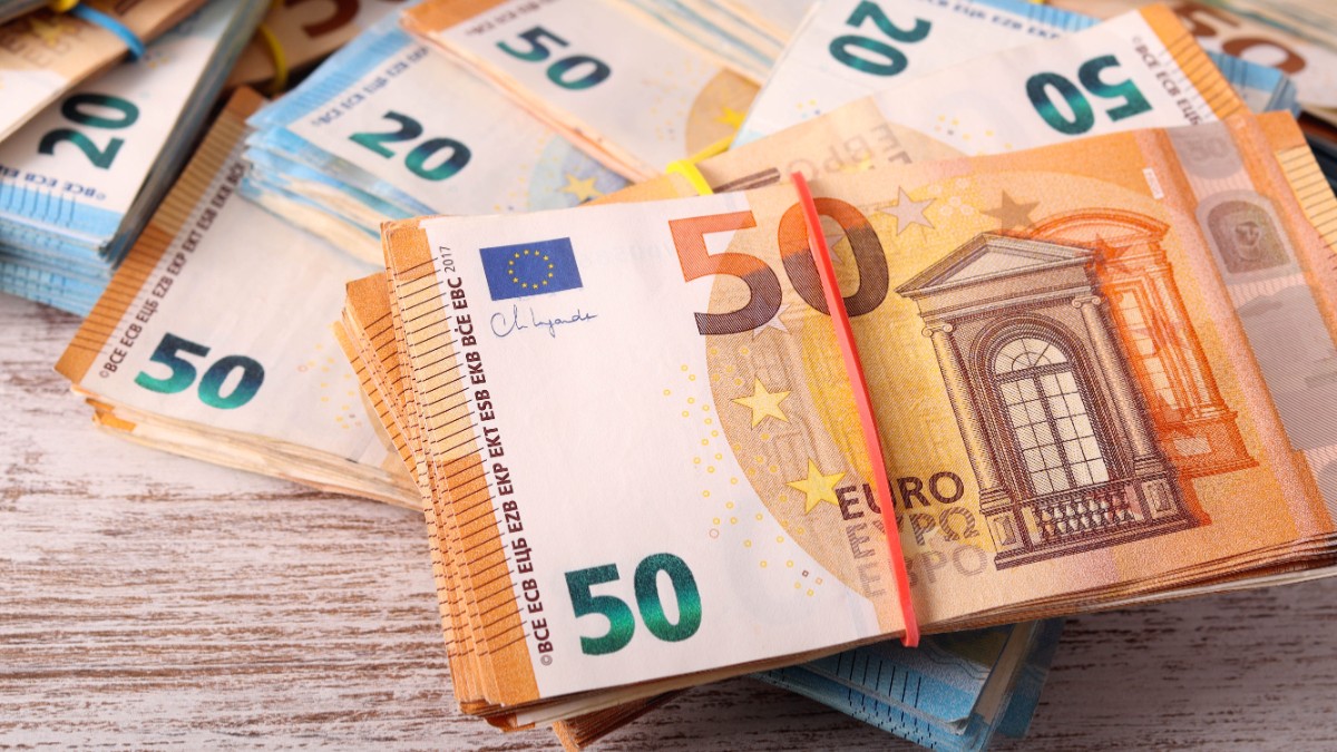 Mai multe bancnote de euro pe o mobilă