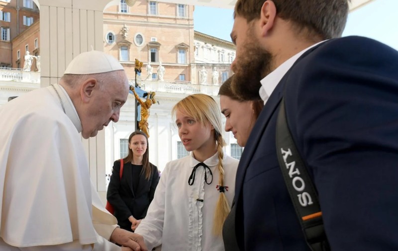 Papa Francisc le-a primit la Vatican pe soțiile luptătorilor de la Azovstal. „Este ultima noastră speranță”