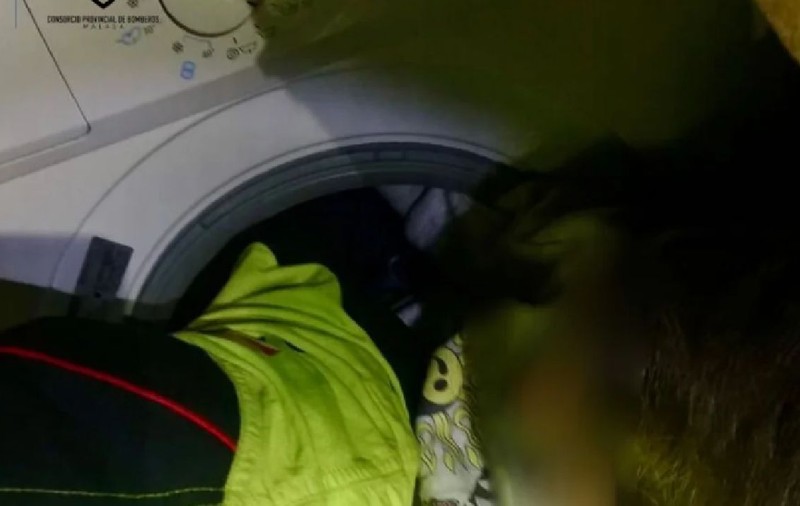 O fetiță de 8 ani blocată în mașina de spălat a fost salvată de pompieri după o oră, în Spania: „Prima dată când văd așa ceva”