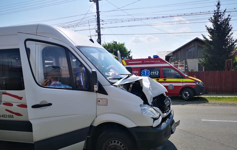 Un microbuz cu 20 de muncitori a intrat într-un TIR, în Prahova. Șoferul nu a păstrat distanța de siguranță