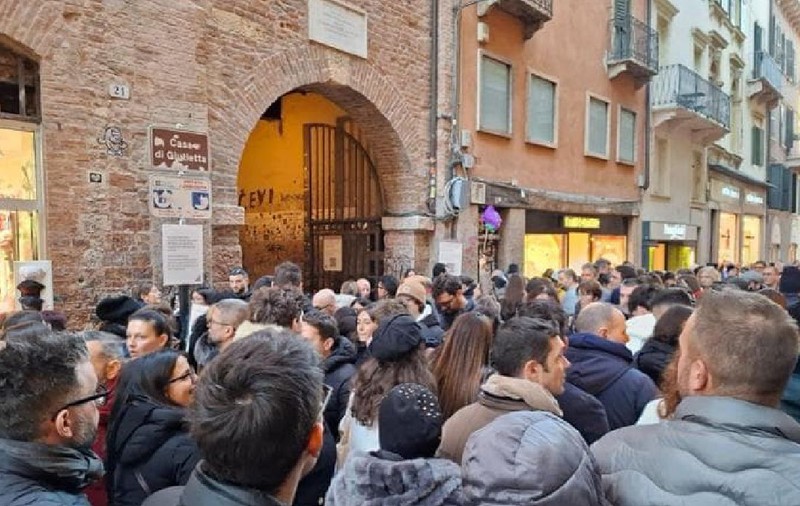 Un oraș din Italia a introdus taxa pentru îndrăgostiți: 12 euro ca să-i vizitezi cel mai popular balcon