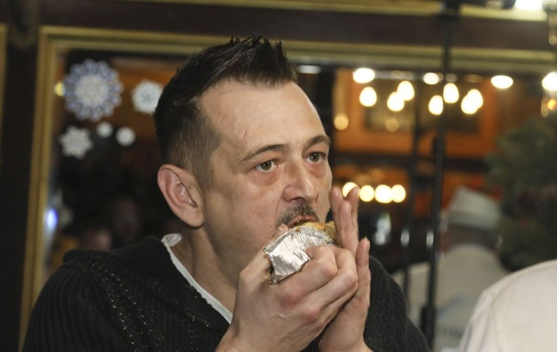 Record mondial la mâncat plăcintă cu carne și cartofi. Cartonașe roșii pentru concurenții care nu au ținut ritmul