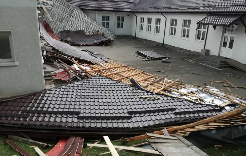 Acoperișul unei școli din Poiana Țapului, Prahova, a fost smuls de vijelie. „A fost o tornadă”