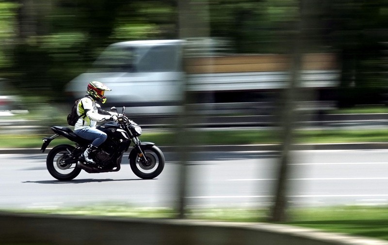 Motocicletele ar putea circula pe banda de autobuz și trece mai ușor de coloane. Ce schimbări pregătește statul pentru fluidizarea traficului