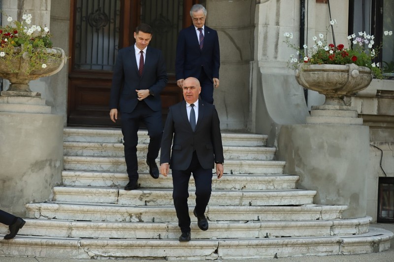 Ilie Bolojan, înaintea declarației de la sediul PNL, alături de Mircea Abrudean (președintele Senatului) și Gabriel Andronache (liderul deputaților PNL). Foto: Dumitru Angelescu / Libertatea