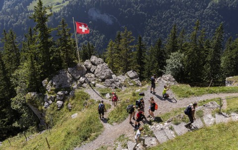După ce turiștii nudiști au „terorizat” Alpii, noul ghid Lonely Planet avertizează că s-a introdus o lege specială