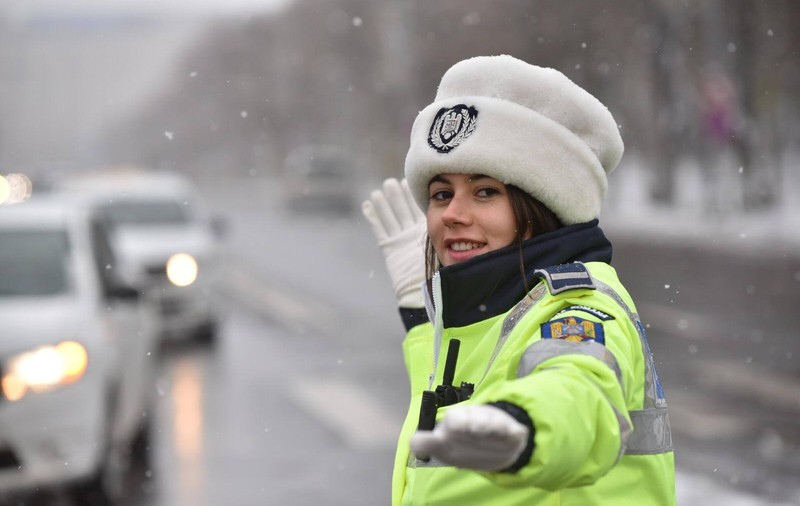 Mesajul MAI, de Bobotează. "Fetele care ţin telefonul sub pernă primesc o cerere de prietenie de la cel ales, iar băieţii care ţin telefonul deblocat, vor avea parte de..."