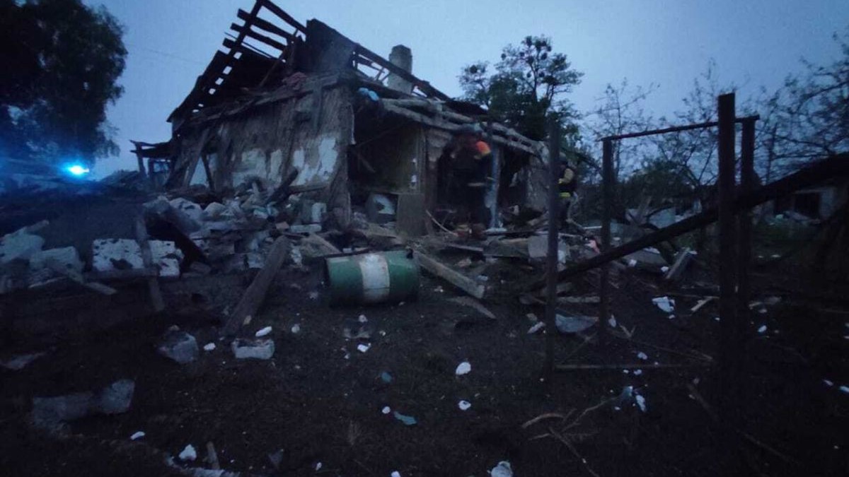 O casă distrusă în Jitomir, Ucraina, pe 25 mai 2025, în urma celui mai mare bombardamentului rusesc, unde 12 oameni au fost uciși. Peste 30 de clădiri rezidențiale, atât case private, cât și blocuri de apartamente, au fost distruse sau avariate