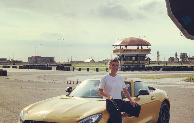 Nebunia Simonei Halep. A ”zburat” pe circuitul lui Titi Aur cu 200 km/ h! A mărturisit că a luat permisul abia din a treia încercare. Simo, look nou