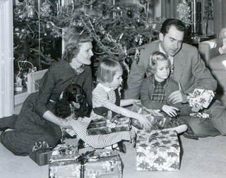 Cocker-ul Checkers apare într-o imagine de arhivă din 1953, în care se văd membrii familiei viitorului președinte american Richard Nixon. Foto: Profimedia