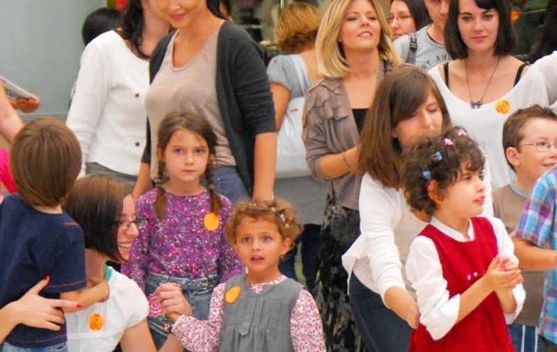 Simona Pătruleasa și-a dus fiica să se joace cu copiii autiști. Uite ce simpatică e micuța Ingrid! | FOTO