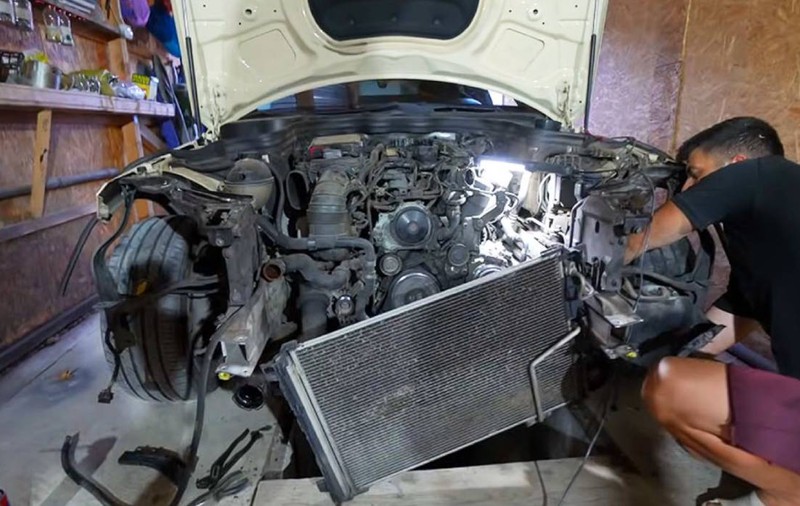 Un român a demontat motorul unui Mercedes, fost taxi în Germania, cu 550.000 km: „Un strigăt de ajutor pentru a fi salvat”
