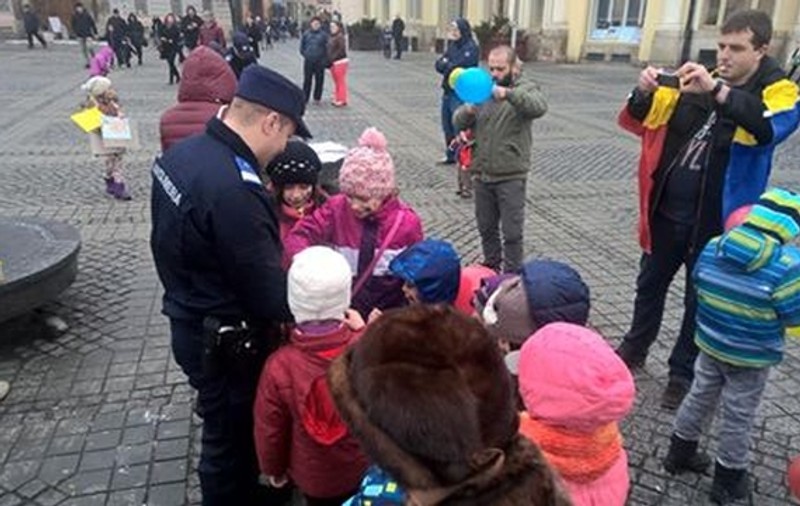Protest al copiilor în Sibiu. Jandarmii le-au oferit dulciuri celor mici